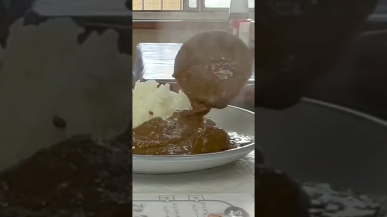 電車が見える！横浜鶴見レトロな洋食店〝レストランばーく〟の昔ながらの『カレーライス×豚焼肉』-！- #Shorts
