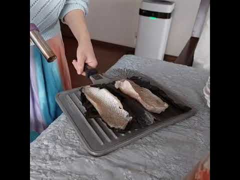 薬膳デトックスDAY　鯛の昆布締めの炙り度合いを皆で確認中