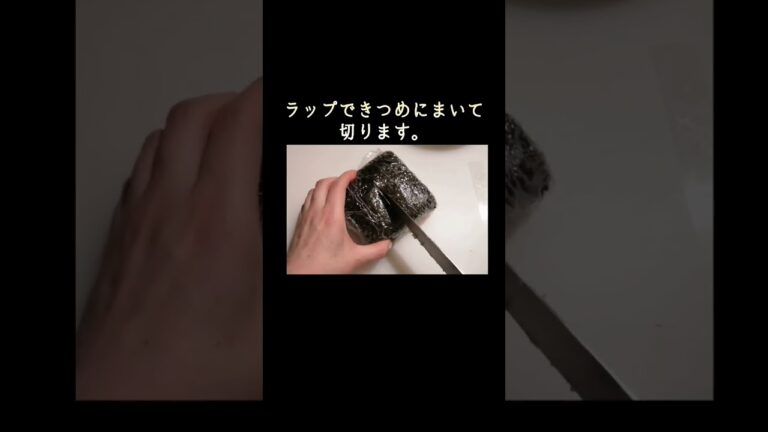 豆腐の空きパックで成形しやすいおにぎらず🎶今回の具はナムル(にんじん・小松菜・えのき)+コロッケ+レタス#おにぎらず #お弁当 #簡単レシピ #レシピ #おにぎり #lunch #recipe