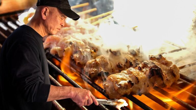 ４６歳で脱サラ…深夜１時から仕込んで１日１５００本を売る下町の人情焼き鳥店！東大阪で絶対に外せないお店５選丨Japanese Street Food