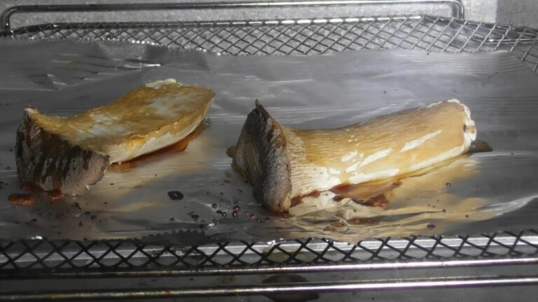エリンギを半分に割って醤油を塗ってオーブントースターで焼いて食べました