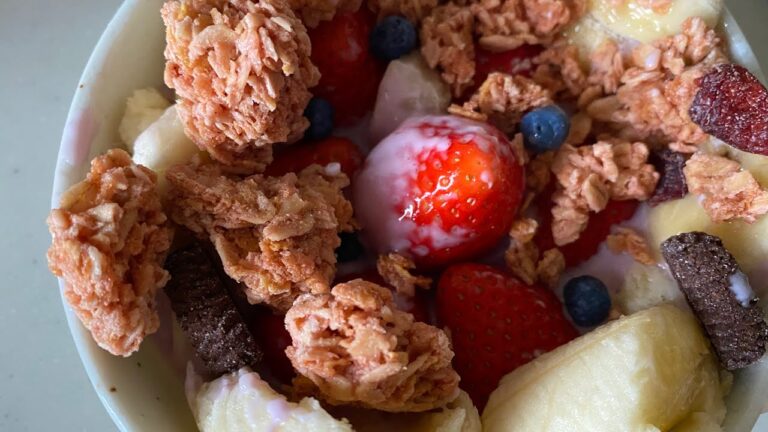 【最高な朝】グラノーラとフルーツで朝ごはんを食べましょう。