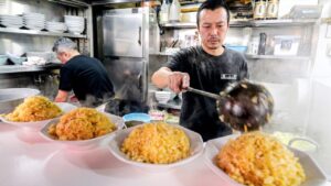 脅威の炒飯ラッシュ！１２時間ぶっ通しで営業する労働者殺到の東京最強町中華がエグい。