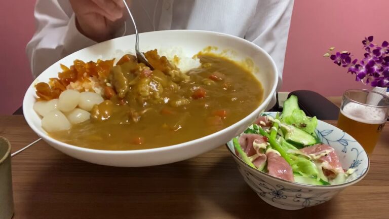 [大盛りの手作りカレー]に福神漬けとらっきょを沢山入れて食べる音!多めの生ハムサラダも食べている!