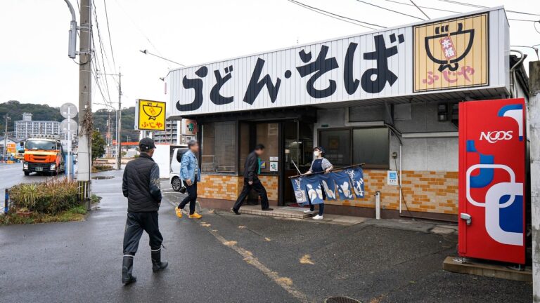 工場働くアニキ達300人を一瞬で捌く最強お母さん達が営むカツ丼うどんそば屋