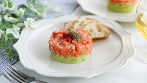 【サーモンとアボカドのタルタル】切って混ぜるだけの贅沢おもてなしレシピ♪