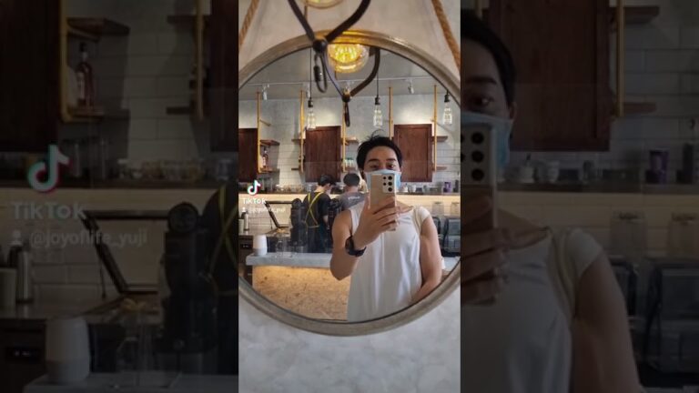 スムージーが飲みたくなり買いにきました。りんご、セロリ、ケール、きゅうり、ライム、生姜、ココナッツウォーター、はちみつ、レモン、ブロッコリー、ギリシャヨーグルトのスムージー。最高です！よい一日を ;)