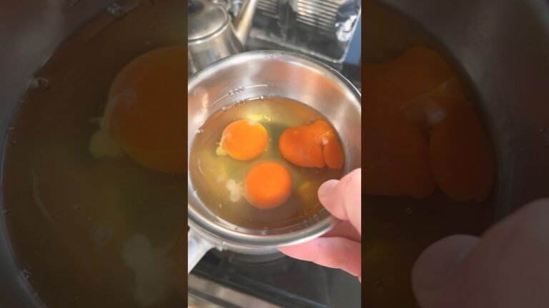 沸騰した湯に生卵を入れる‼️ #うどん #卵 #料理 #家庭料理