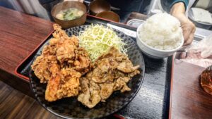 750g山盛りご飯と20キロの唐揚げが飛ぶように売れる働く男たちが通う家族食堂に密着。 750g山盛りご飯と20キロの唐揚げが飛ぶように売れる働く男たちが通う家族食堂に密着。