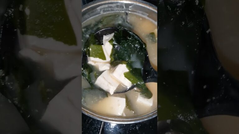 豆腐とワカメの味噌汁