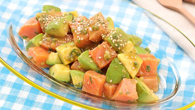 簡単ハワイアン♪サーモンとアボカドのポキ