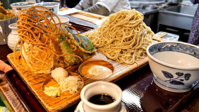 カツ丼！天ぷら！常連が殺到する爆盛り天ぷら東京老舗そば食堂に密着する。