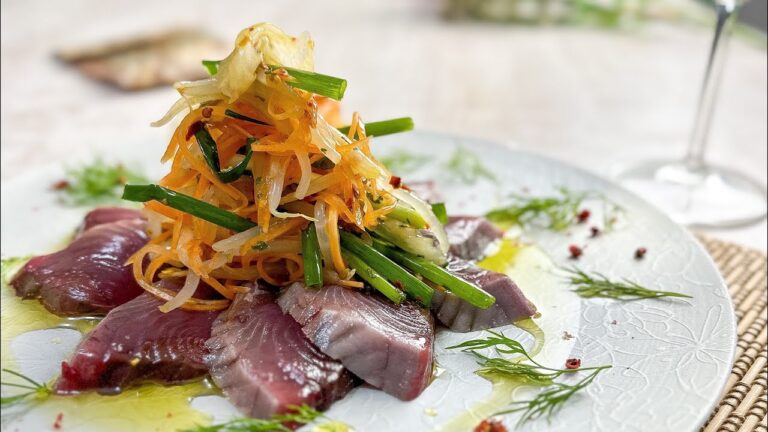 鰹のカルパッチョ カラブリア風ナムル添え【カルパッチョレシピ】ニンニクや唐辛子でマリネしたナムルと厚切りの鰹を頬張る。