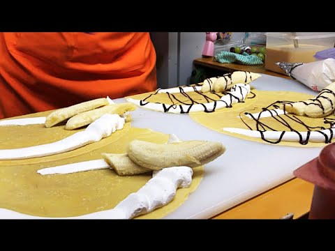 素晴らしい手捌きでひたすら作られていくチョコバナナクレープたち