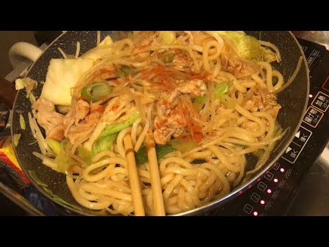 辛焼きうどん作る