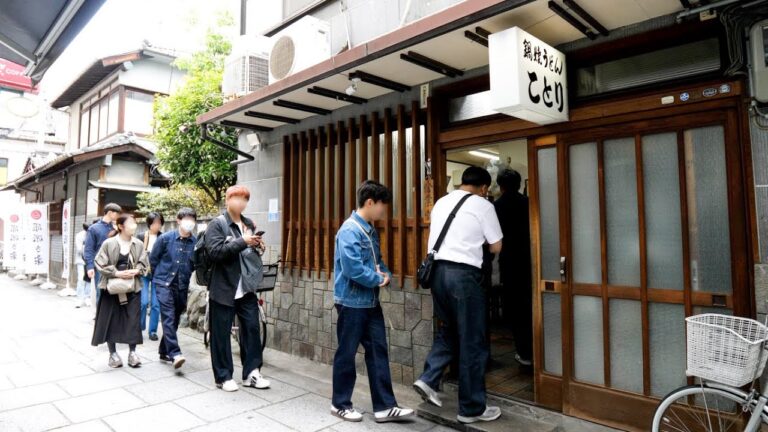 【愛媛】４時間で３００杯売り捌く鍋焼きうどん屋を営む美人女将に密着！Nabeyaki udon is Matsuyama's soul food