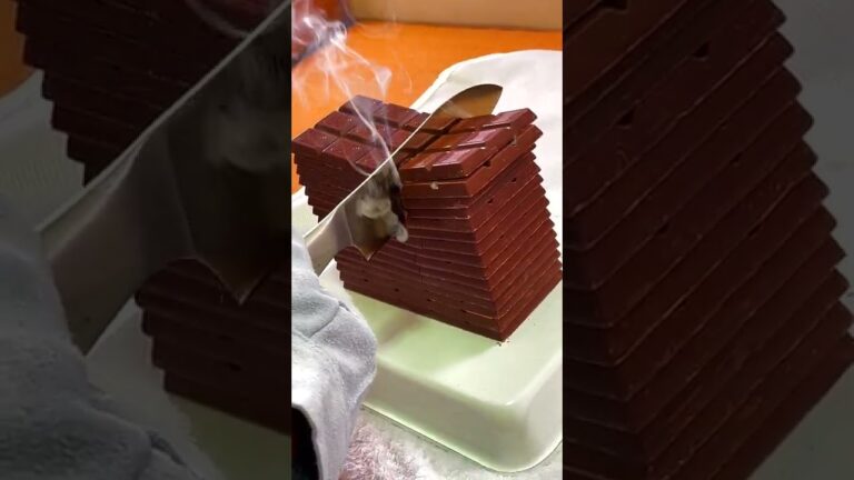 1000℃に熱した包丁で山積みの板チョコ切ったら!? #Shorts