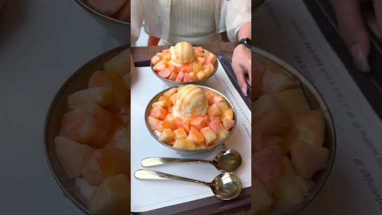 桃がゴロゴロ入った韓国かき氷🍑氷自体にミルク味がついてるから溶けても桃ミルクみたいになって最後まで楽しめる！ #東京グルメ