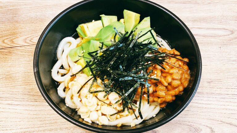 【無限アボカドレシピ】超簡単！アボカドと納豆をうどんにのせる、絶品！ひとりご飯にオススメ、悪魔的な旨さ【時短料理研究♪あいこチャンネル】