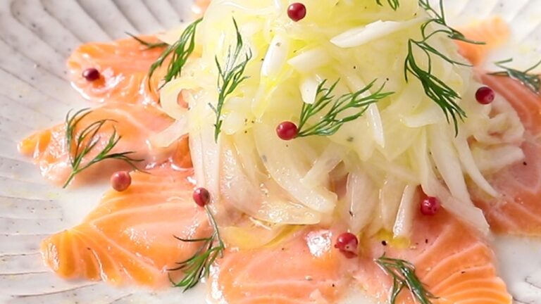 サーモンと新玉ねぎのカルパッチョ