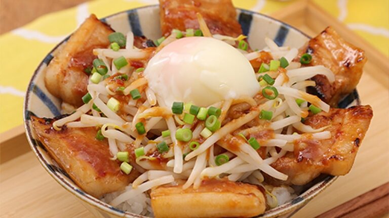 食べ応え◎ピリ辛スタミナ豚丼