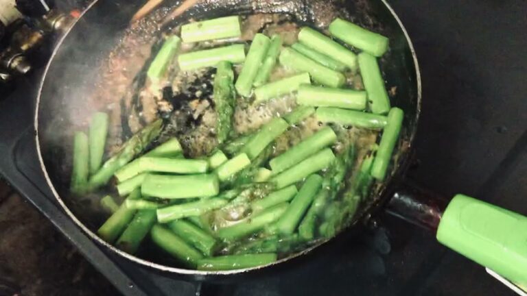 アスパラ、バター炒め、塩コショウをかけて