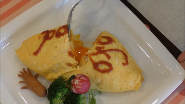 半熟卵が中からとろ～り!オムライス #Food's kitchen #食レポ　国際調理製菓専門学校