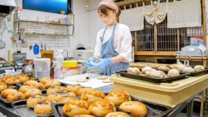 月６回しか開かないのに大人気！隠れ家ベーカリーの女性パン職人２日間に密着｜加古川市「森工房」