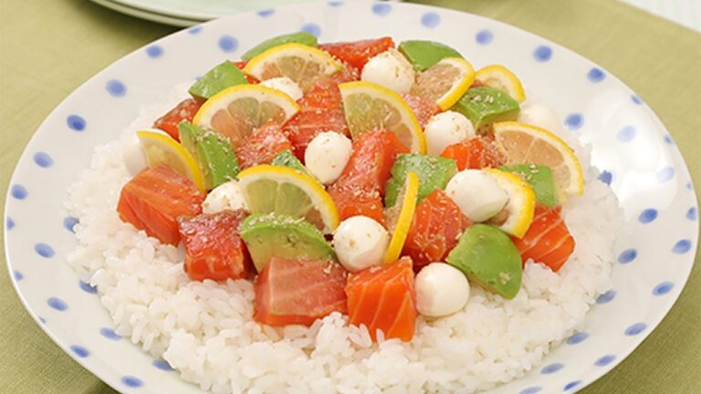 サーモンとアボカドのポキ風ちらし寿司