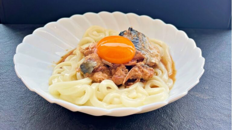 【５分で出来る】混ぜるだけでやみつき！レンジだけで出来る美味しいサバ缶うどん【簡単レシピ】