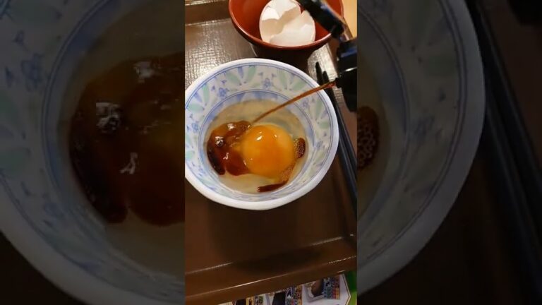 牛丼に卵かけるときにさ、醤油少し入れるとうまいよね？