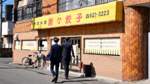 客「食べ切れるか・・」衝撃の拳サイズ８８０円唐揚げ定食！福岡北九州の怪物町中華がヤバ過ぎた。。