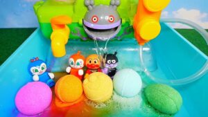 アンパンマンとバスボールで遊ぼう！だだんだんの口から水が出るおもちゃで遊んだよ！
