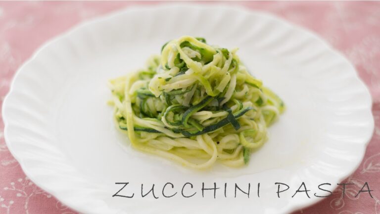 【ズッキーニパスタ　レシピ 】低カロリーのズッキーニをそのままパスタに。にんにくの香りとパルメザンのコクがすごくおいしい!そして1食168kcalという超低カロリーを実現! ダイエットにぴったりです!