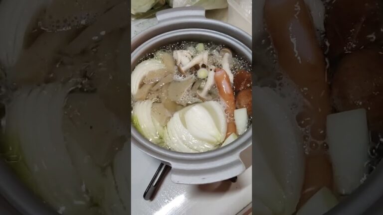 肉の代わりに金のウインナー#鍋 #お昼ごはん #セブンイレブン