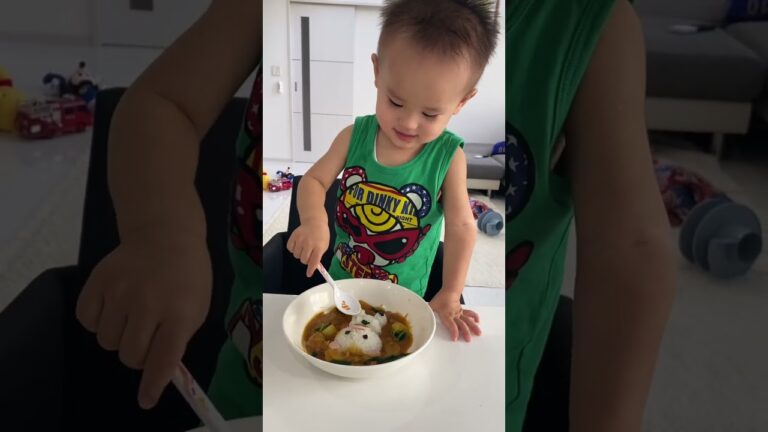 ママが作ったカレー🍛が可愛いくて食べれない赤ちゃん👶