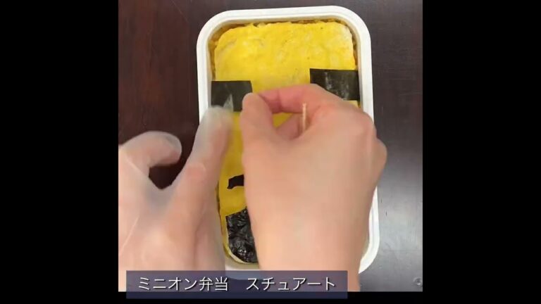 ミニオン　キャラ弁　スチュアート弁当♪ オムカレーピラフをスチュアートに♪ 野菜は別添えです🥕🥒🍅💕
