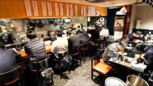 名古屋サラリーマンが殺到する爆量背脂ラーメンと旨み凝縮カレーの背徳メシが衝撃だった・・・丨NAGOYA BEST RAMEN