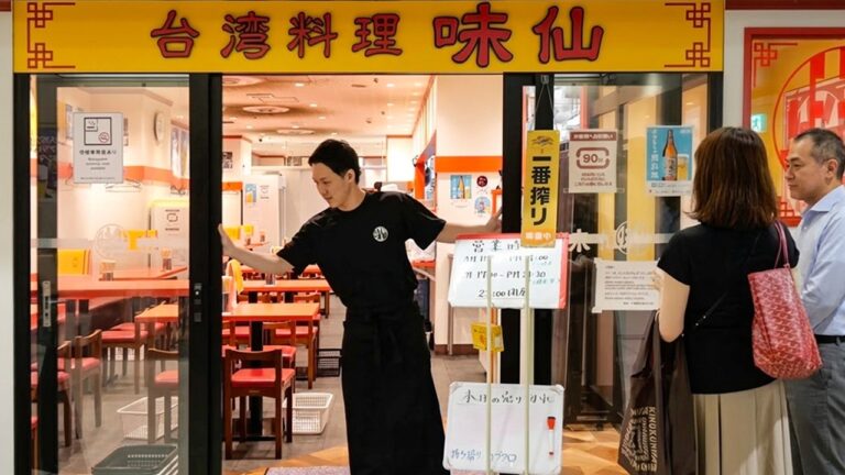 中毒確定！？台湾ラーメンとニンニク焼めしで客が殺到する最強町中華がヤバ過ぎた丨Taiwan Ramen - Wok Skills In Japan