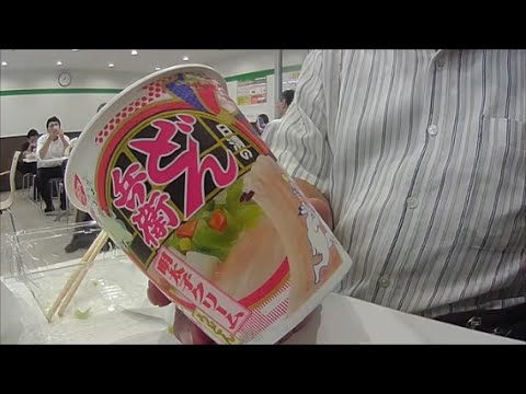 今日のランチ、コンビニでどん兵衛 明太子クリームうどん　丼型でなく縦型ロングで驚嘆！