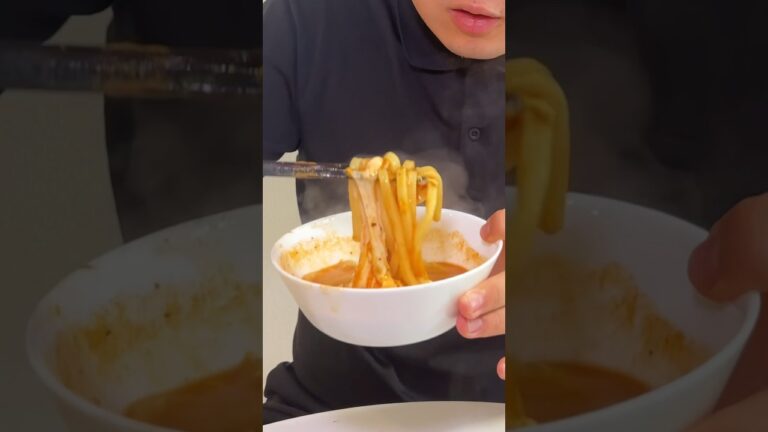 トマトジュースを使ったトマトカレーうどん😋😋😋トマトジュースを使ったレシピをどんどん紹介♪#トマト #トマトジュース #トマトレシピ #うどん #カレーうどん #夜食　#コスパ最高 #アレンジ