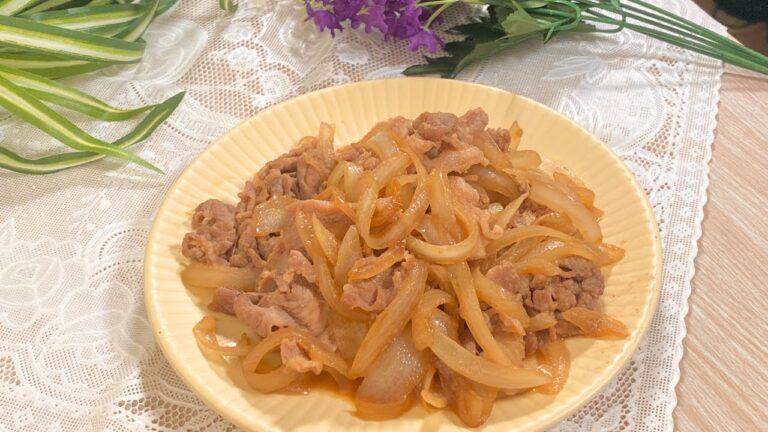 肉が固くなりにくいコツも覚えながらズバッと調理しましょう！定番中の定番おかず「豚こまで作る生姜焼き」の作り方