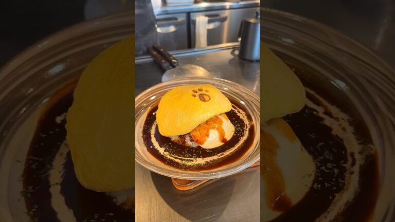 鉄板で完成させるデミグラス＆明太子オムライス！肉厚ハンバーグを挟んでいてボリューム抜群【いくら：福岡博多】
