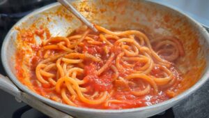 オリーブオイルは使うな！本場の【アマトリチャーナ】は玉ねぎも入れなかった。