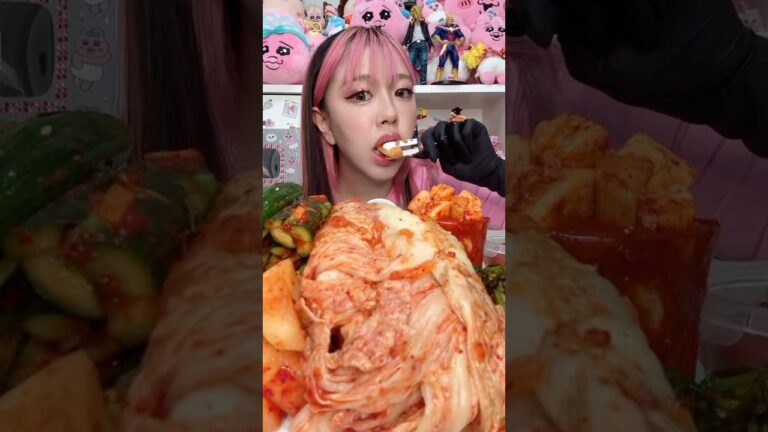 大量のキムチ丸かじりしてみた #shorts