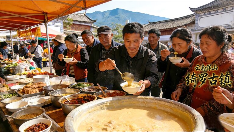 不敢信！绮罗古镇早市，腾冲小吃的天堂，600年前的火烧肉，皇帝逃难时吃的大救驾｜稀豆粉｜炸南瓜花｜包烧烤鱼｜大薄片