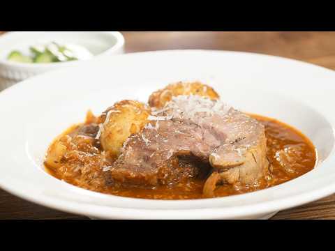 【豪快】牛すね肉まるっとを新玉ねぎの水分で煮込む。立派なメインが完成します。