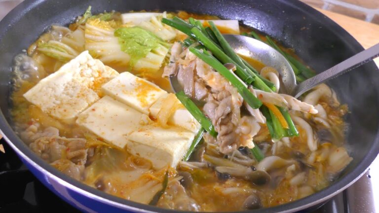 【簡単】プロが教える最高に美味しいキムチ鍋の作り方