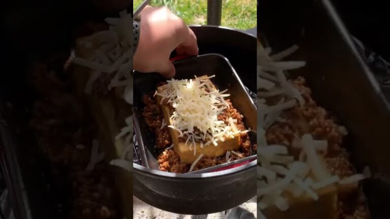 【ソロキャン飯】厚揚げくり抜いて肉味噌玉子チーズを入れてダッチオーブン焼き。