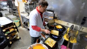 早朝２時から８０品仕込む鉄人夫婦が営む極厚玉子焼きに客が殺到する大衆食堂が凄い！